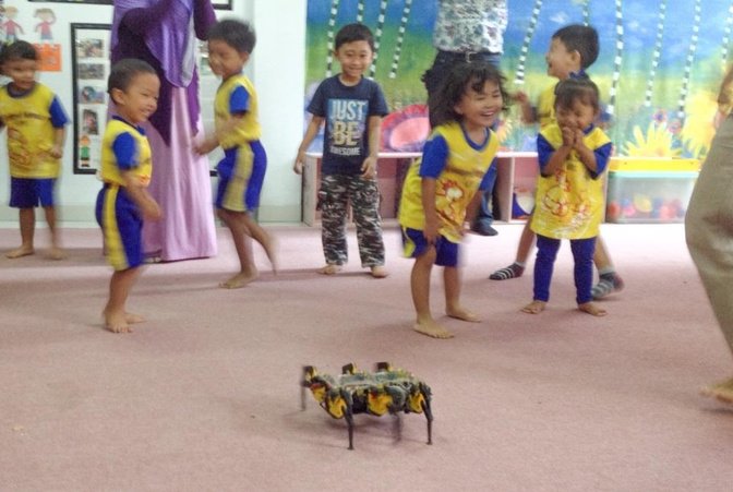 Kegiatan robot bersama anak