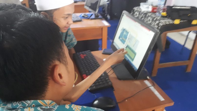 Anak belajar menggunakan teknologi